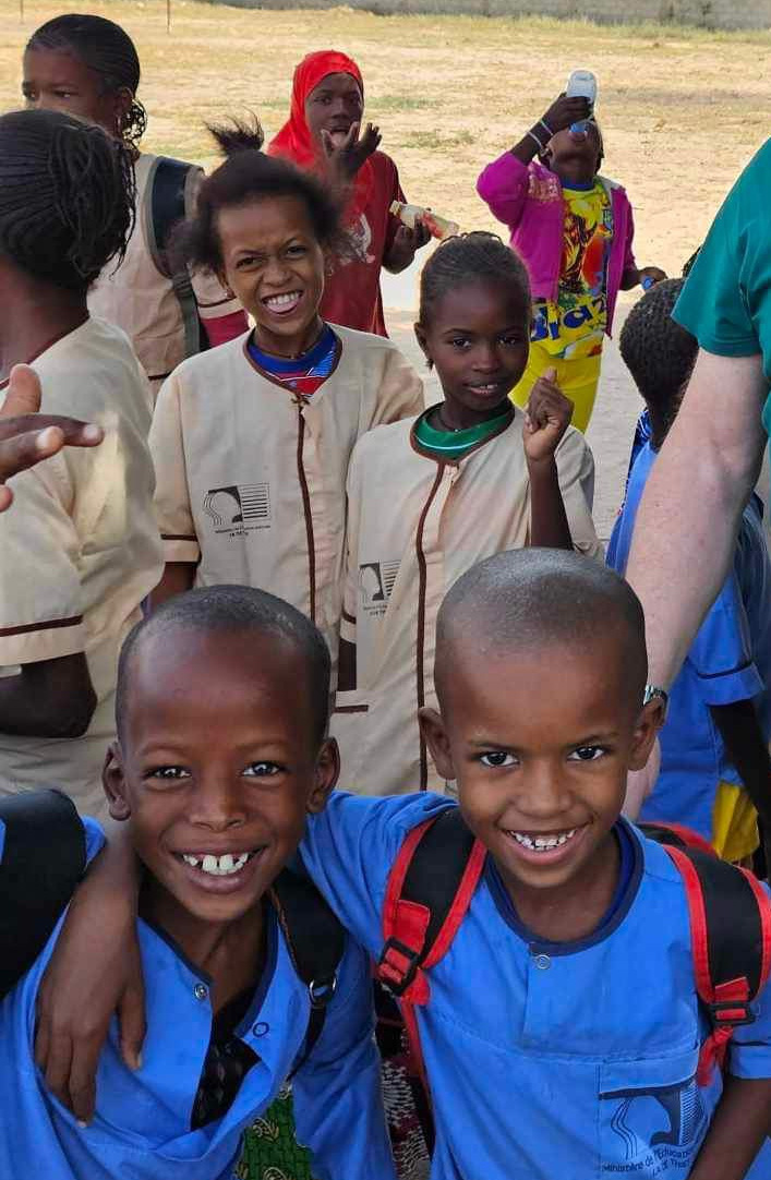 Enfants sénégalais, association Wallu Hellef Senelux, enfants sénégalais heureux, dansant et souriant